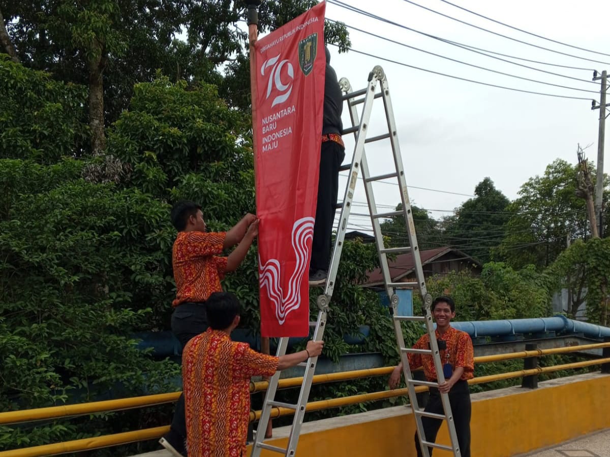 pemasangan-spanduk-untuk-memeriahkan-kemerdekaan-ri